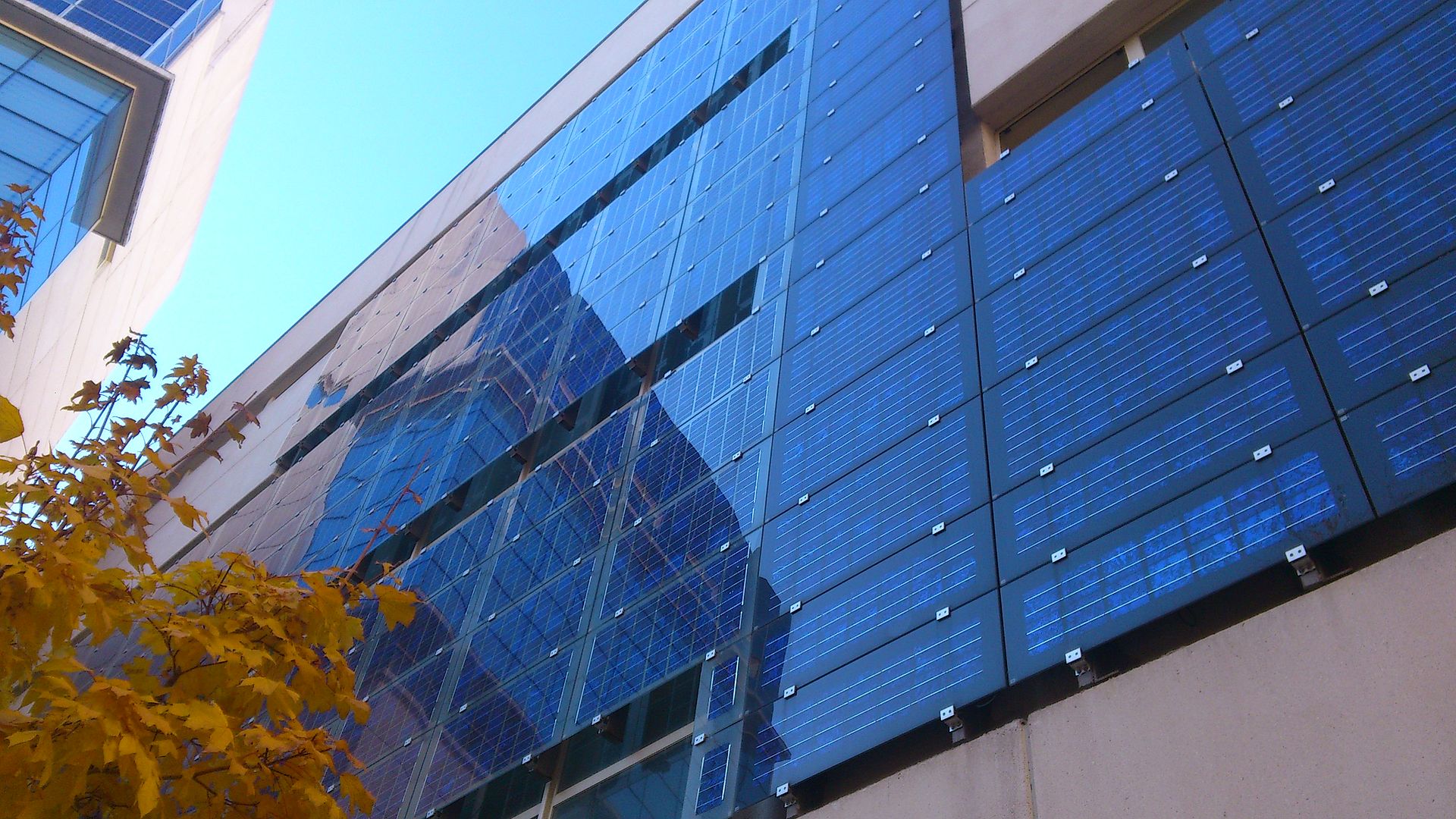 Battery + South-Facade PV: How Storage Is Unlocking Vertical Solar in Europe